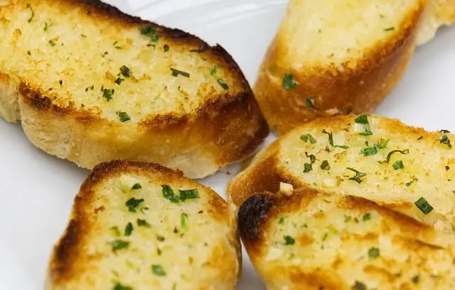 How to Make Garlic Bread in Microwave? 