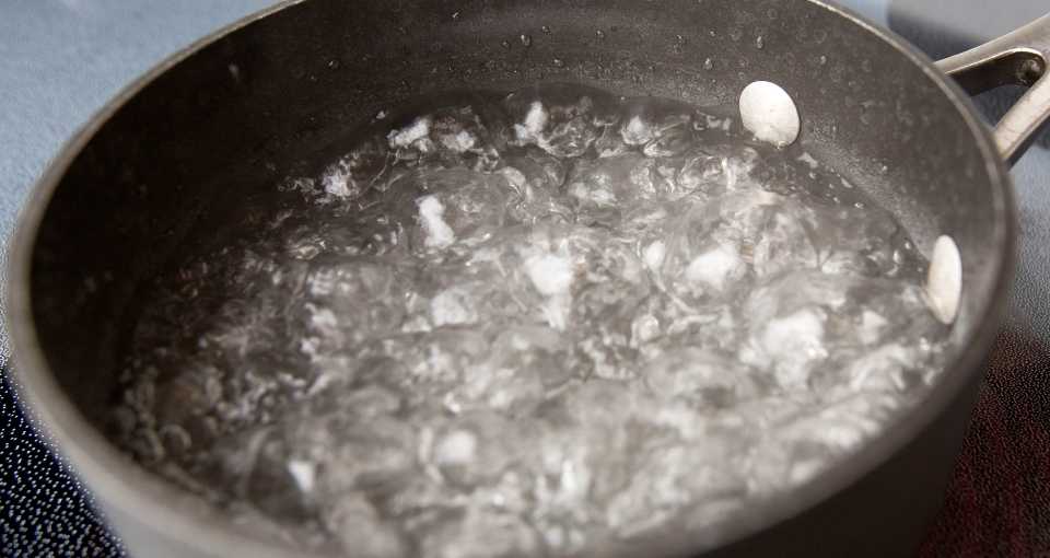 boiling-water-in-a-non-stick-pan-is-it-bad-cooking-chops