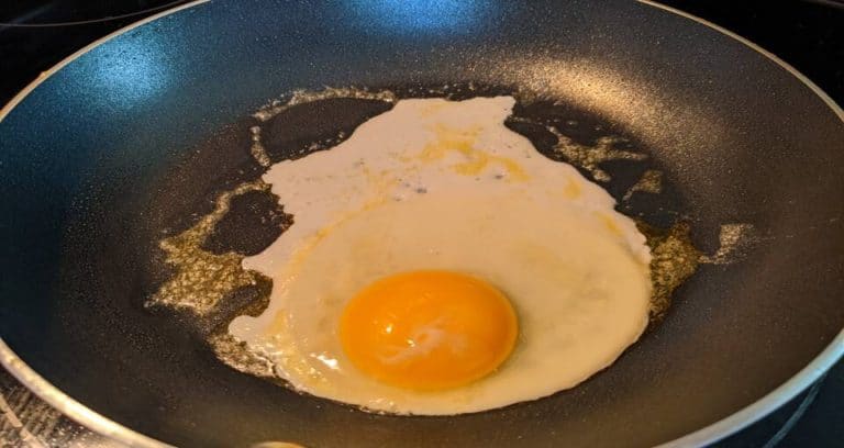 Easy Hack For Flipping Eggs Without Breaking The Yolk – Cooking Chops